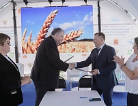 Подписание соглашения о сотрудничестве между ВНИИ агрохимии и Государственным университетом по землеустройству